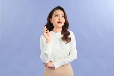 Mutlulukta güzel bir genç bayan, arka planda gülen ve gülen bir kadın.