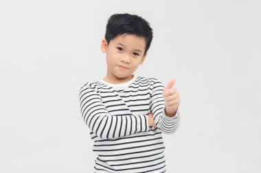 Mutlu çocuk portresi baş parmak işareti, soyutlanmış beyaz arka plan