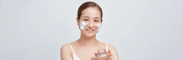 Feliz Riéndose Joven Mujer Asiática Lavando Cara Con Espuma Jabón — Foto de Stock