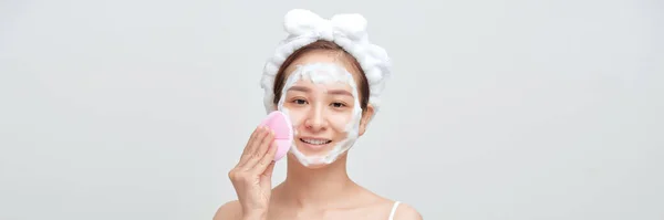 Panorama Azjatyckiej Kobiety Stosującej Piankowy Produkt Kosmetyczny Twarz Podczas Pielęgnacji — Zdjęcie stockowe