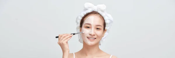 Ευτυχισμένη Γυναίκα Μια Πετσέτα Στο Κεφάλι Εφαρμόζει Μια Μάσκα Καθαρισμού — Φωτογραφία Αρχείου