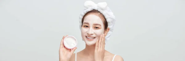 Mooie Jonge Vrouw Met Klei Gezichtsmasker Schoonheid Behandeling Witte Banner — Stockfoto