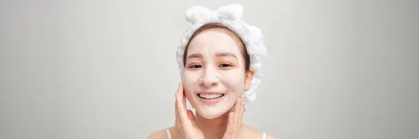 Schöne Frau Mit Weißem Ton Gesichtsmaske Auf Gesicht Isoliert Auf — Stockfoto