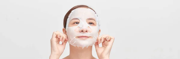 Bela Ásia Mulher Aplicação Papel Folha Máscara Ela Rosto Branco — Fotografia de Stock