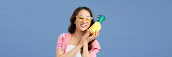 Schöne Junge Asiatische Frau Hält Ananas Und Lächelt — Stockfoto