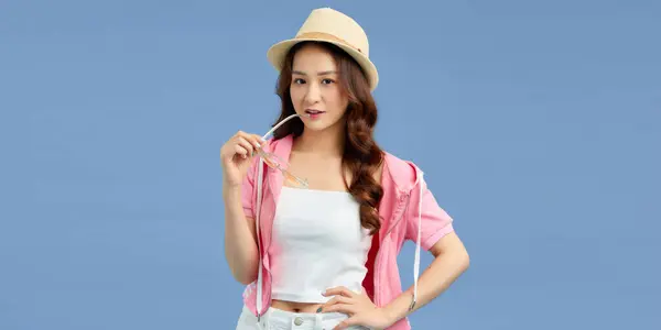若いエレガントな美しいアジアの女性は青い背景で孤立した笑顔で夏の服を着た — ストック写真