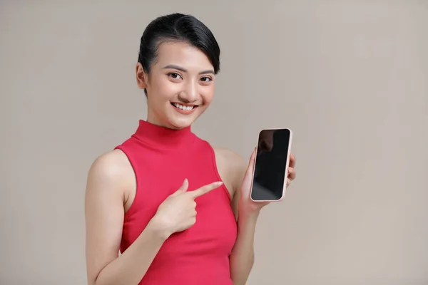 Den Vackra Asiatiska Kvinnan Pekade Telefonen Med Fingret — Stockfoto