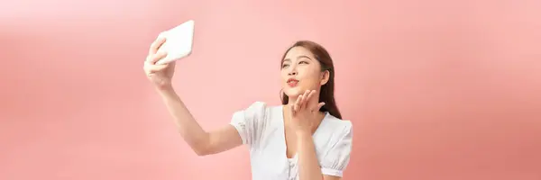 Gelukkig Mooi Jong Aziatisch Vrouw Met Behulp Van Smartphone Nemen — Stockfoto