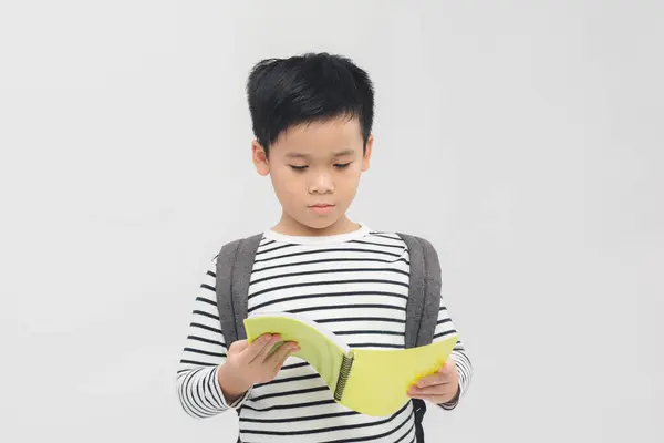 Asiatisk Skole Gutt Holder Notatbok Isolert Hvit Bakgrunn Banner – stockfoto
