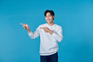 Yanı başında duran genç adam neşeli bir ifadeyle ellerini yana uzattı.