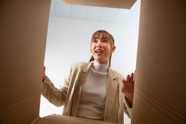 Kutusu açık bir kadın, içeriden bakıyor. Sürpriz!. 