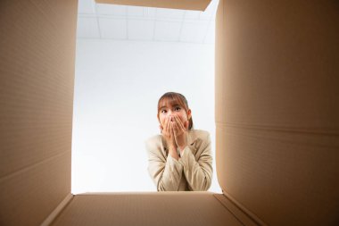 Bavulları açan Asyalı genç bir kadın.