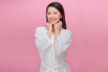 Pembe arka planda tenini hisseden güzel genç bir kadının bayrağı..