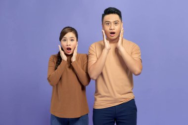 Genç ve neşeli kocanın fotoğrafı. Heyecanlı eller. Yanaklara dokunmak.