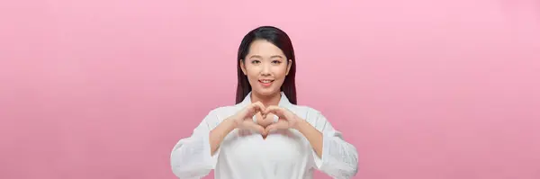 Feliz Sorrindo Asiático Mulher Elegante Feminino Fazendo Coração Mãos Gesto — Fotografia de Stock