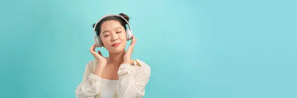 Felice Ragazza Eccitata Indossando Cuffie Wireless Ascoltare Musica Sentirsi Positivo — Foto Stock
