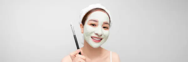 Mujer Joven Feliz Aplicando Una Máscara Blanca Cara Con Cepillo — Foto de Stock