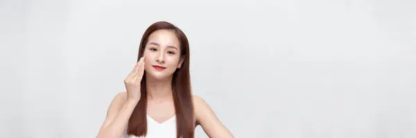 Bonito Feliz Asiático Menina Modelo Com Natural Maquiagem Usando Óleo — Fotografia de Stock