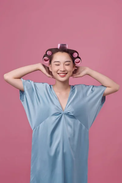 Aantrekkelijk Lachend Meisje Met Haarkrulspelden Hoofd Krullend Haar Voor Perfecte — Stockfoto