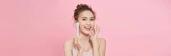 Young Woman Applies Powder Face Using Makeup Brush — Stock Photo, Image