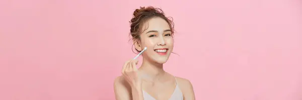 Sonriente Joven Asiática Mujer Sosteniendo Rubor Cepillo Cerca Cara Aislado — Foto de Stock