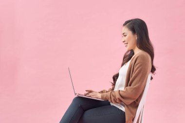 Hayalci milenyum hanımı laptopu iş, eğlence ya da online çalışmalar için kullanıyor.