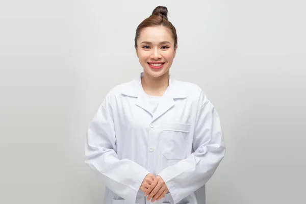 Usmívající Mladý Asijský Lékař Bílém Pozadí — Stock fotografie