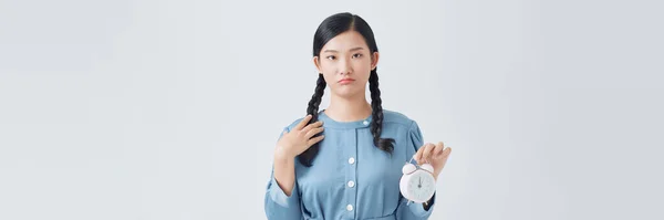 Jovem Mulher Asiática Estressado Com Relógio Fundo Branco — Fotografia de Stock