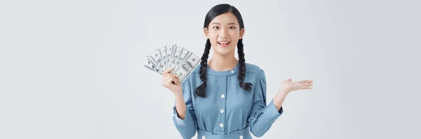 Aantrekkelijk Vrolijk Meisje Holding Demonstreren Fan Cash Salaris Inkomen Geïsoleerd — Stockfoto