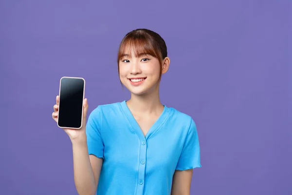 Menekşe Arkaplanda Izole Akıllı Telefon Ekranı Gösteren Gülümseyen Genç Bir — Stok fotoğraf