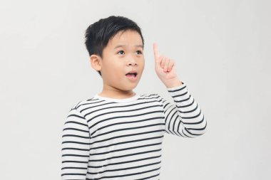 Bir fikrim var, işaret parmağını kaldır, çizgili gömlek giy, beyaz arka planda soyutlan.