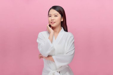 Nazikçe çene hattına dokunup okşayan ve kameraya bakan genç kadının bayrağı..