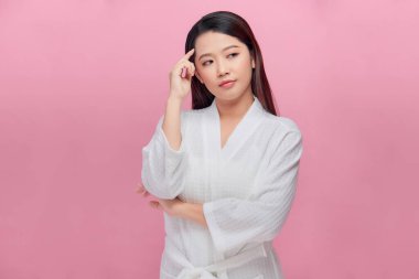 Alnındaki kırışıklıklardan endişelenen bir kadın..