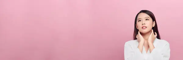 Banner Einer Schönen Jungen Frau Mit Gesunder Haut Vor Rosa — Stockfoto