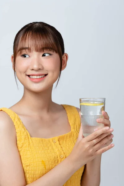 Felice Sorridente Giovane Donna Asiatica Tenere Bicchiere Acqua Con Limone — Foto Stock
