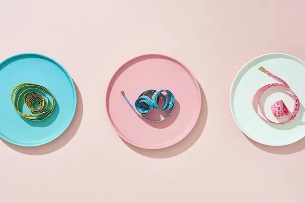 Kolme Levyä Mittaus Nauhat Värillinen Tausta Ruokavalion Käsite — kuvapankkivalokuva