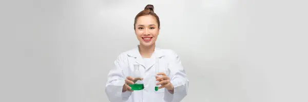 Laboratuvar Önlüğü Kimya Cam Ürünleri Ile Kadın Bir Bilim Adamı — Stok fotoğraf