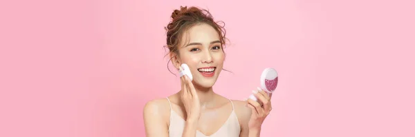 Retrato Hermosa Mujer Asiática Aplicando Polvo Puff Mejilla Maquillaje Cosméticos — Foto de Stock