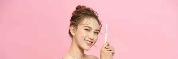 Ung Kvinna Som Håller Borsten Handen Och Applicerar Makeup — Stockfoto