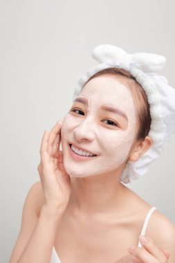 Kafasında havluyla yüzüne kilden maskeyle dokunan kendine güvenen bayanın bayrağı.