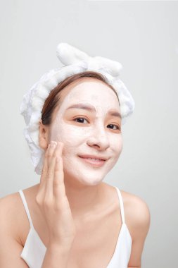 Yüz kilinden maske takan spa kadını. Pankart