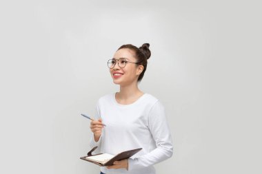 Düşünceli güzel bir kadının portresi beyaz üzerine notlar alıyor.