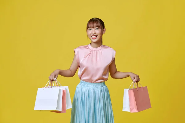 Zarif Bahar Elbisesi Içindeki Güzel Kız Sarı Arka Planda Alışveriş — Stok fotoğraf