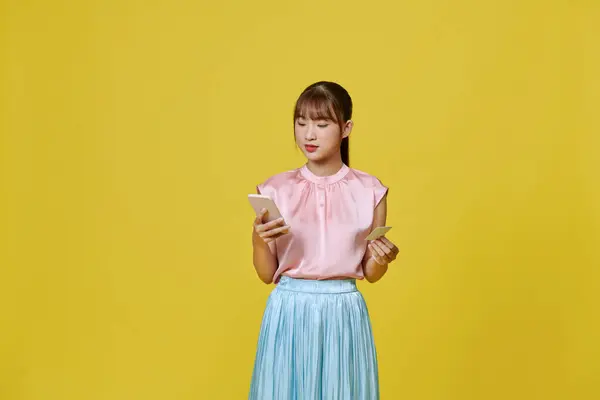 Vrolijk Jong Meisje Tonen Plastic Creditcard Tijdens Het Gebruik Van — Stockfoto