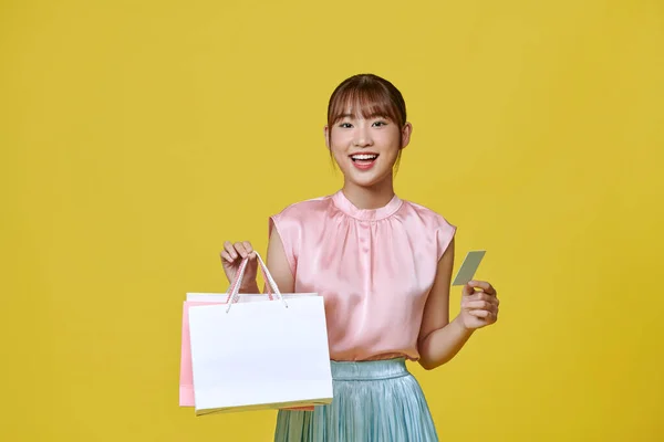 Asiática Feliz Mujer Chica Sostiene Coloridas Bolsas Compras Pago Con — Foto de Stock