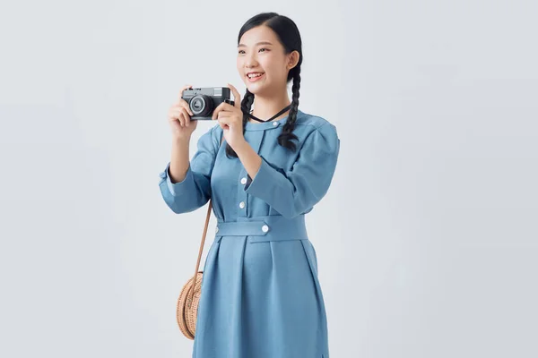 Genç Kız Beyaz Bir Arka Plan Üzerinde Küçük Bir Kamera — Stok fotoğraf