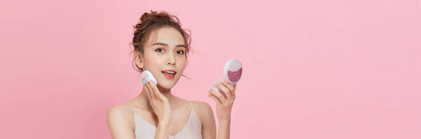  Лицо макияж концепции. Портрет великолепной молодой девушки, использующей сухой порох