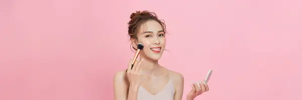 Hermosa Mujer Que Aplica Maquillaje Concepto Belleza —  Fotos de Stock