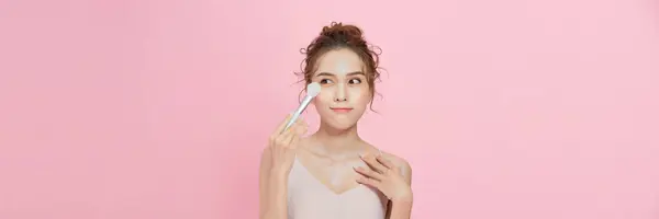 Woman Applies Powder Face Using Makeup Brush — ストック写真