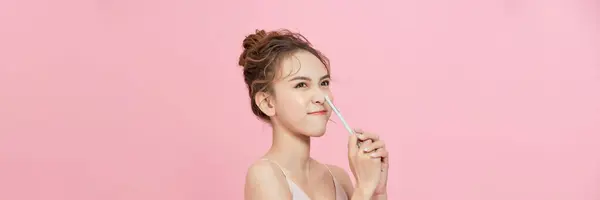 Girl Makeup Brushes Face — 图库照片